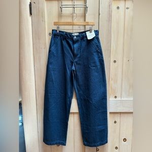 NWT Abercrombie & Fitch Women’s Mid Rise Ultra Wide Leg Jean - Size 28